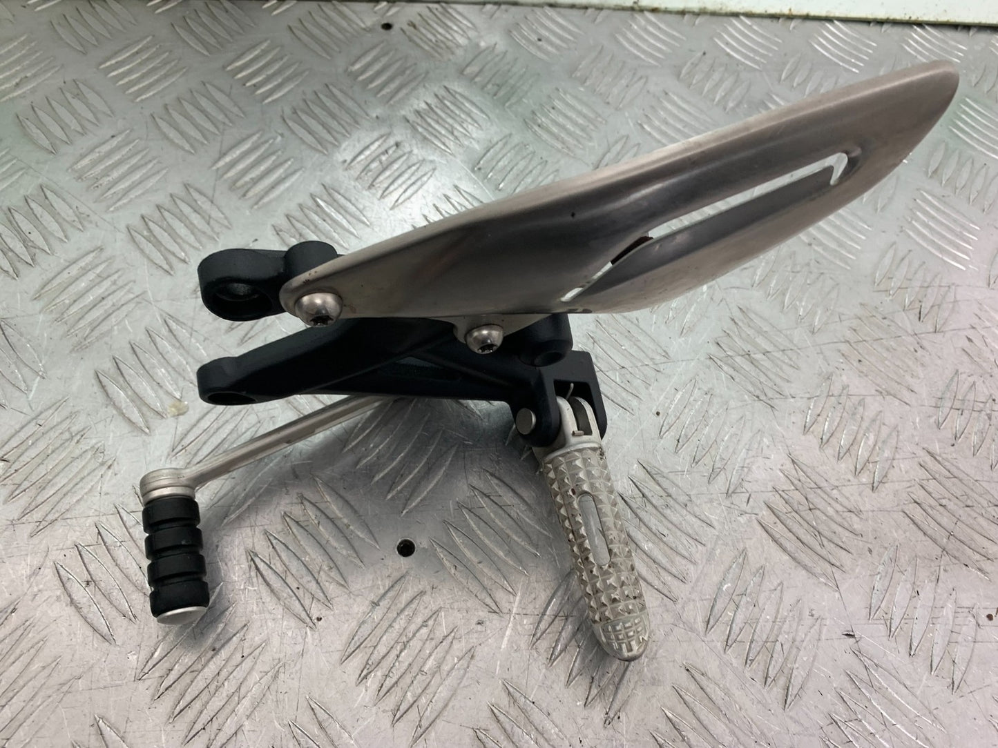 TRIUMPH 675 STREET TRIPLE RX FRONT LEFT HANGER  2015- 2017 (CMB1299)