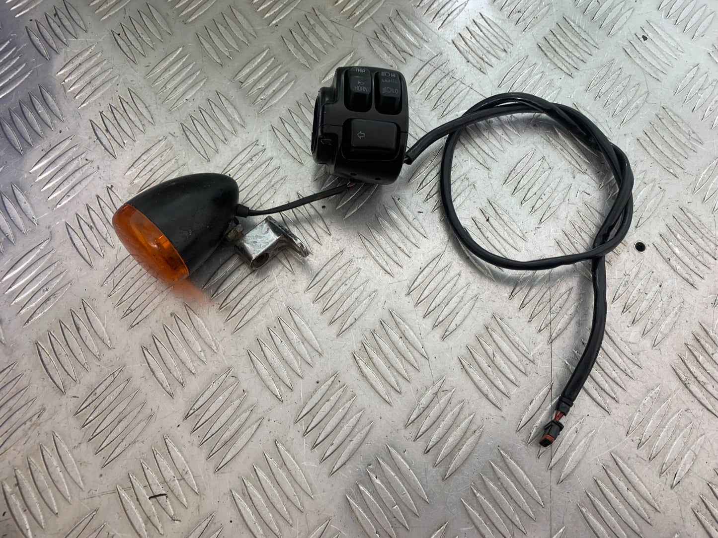 HARLEY DAVIDSON FXS  BLACKLINE 1585 LEFT SWITCH GEAR  YEAR 2012 (CMB1147)