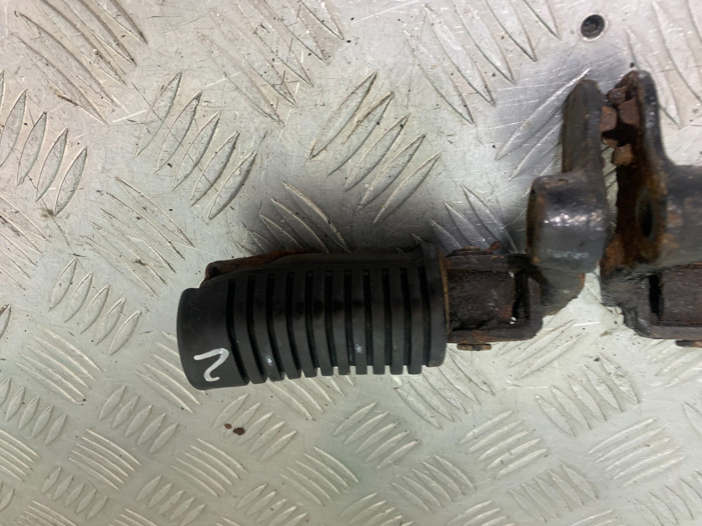 HONDA GL500 GL 500 SILVERWING FRONT PEGS YEAR 1981-82 (CMB1168)