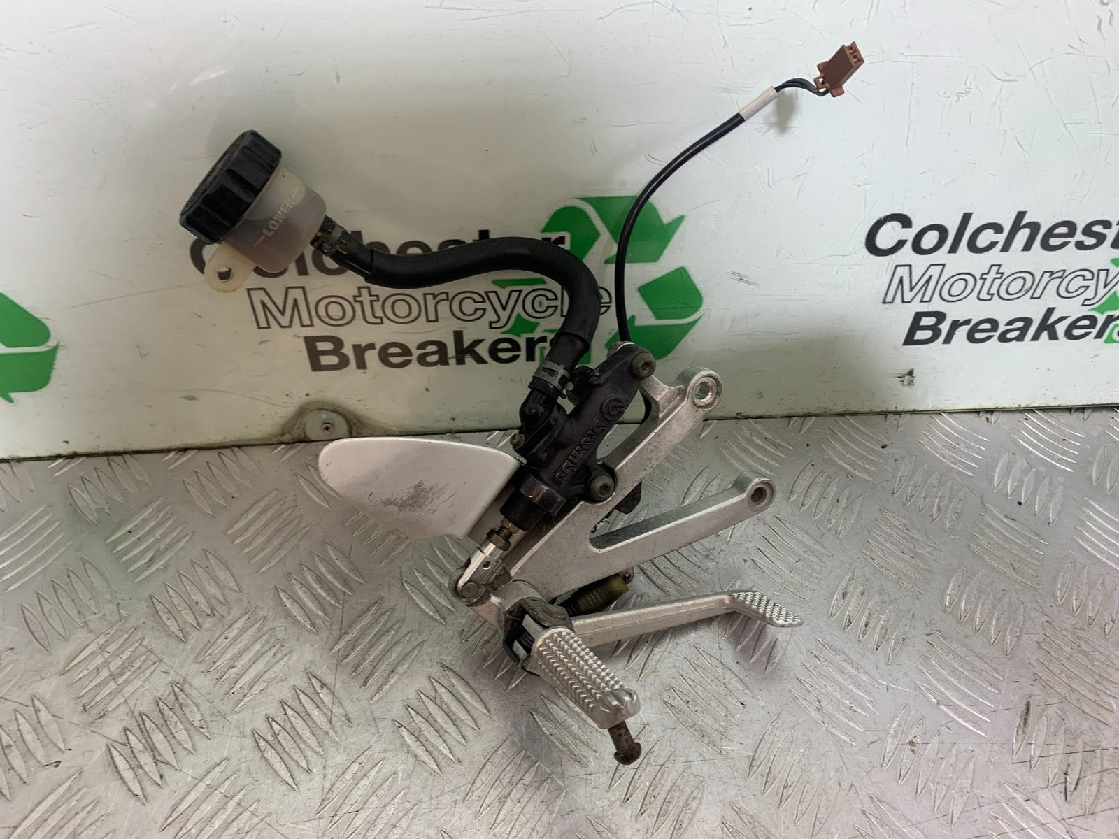 YAMAHA YZF R1 4XV FRONT RIGHT HANGER YEAR 1998-99 (CMB1291)