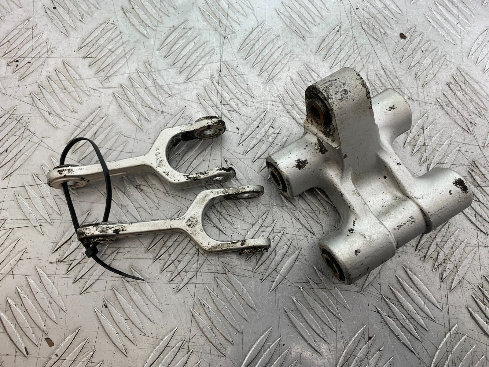 TRIUMPH 955i DAYTONA REAR SHOCK LINKAGE   YEAR 2002-2006 (CMB1229)