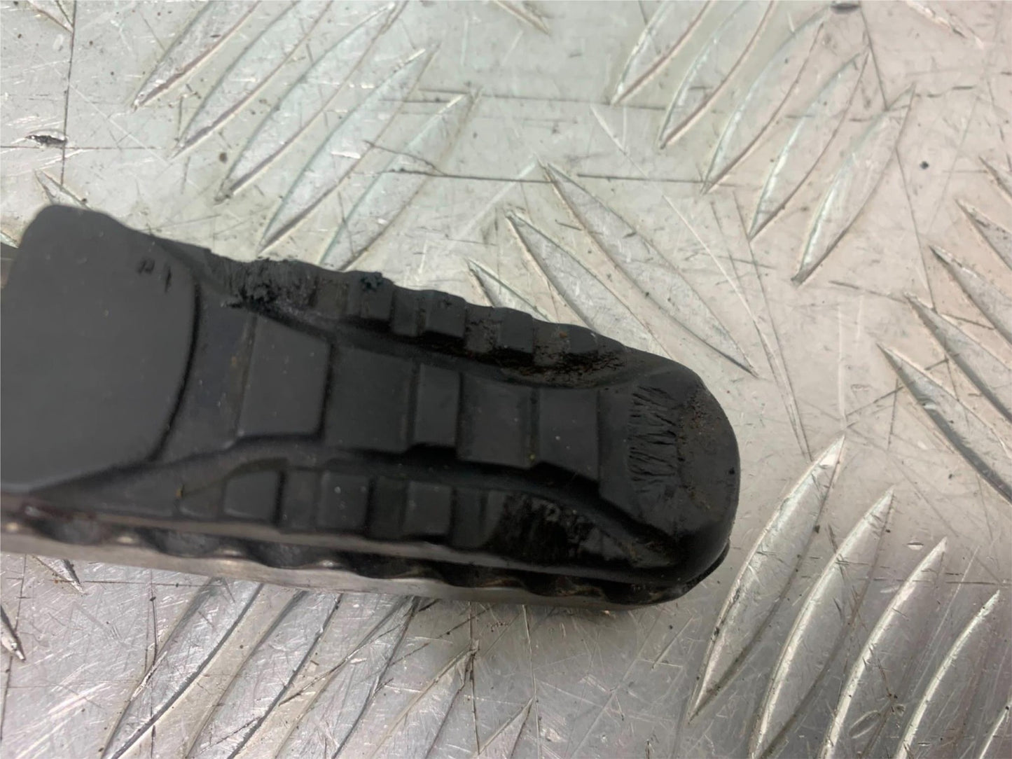 BMW R1200 R 1200 GS FRONT RIGHT FOOTPEG   YEAR 2013-2016 (CMB1257)