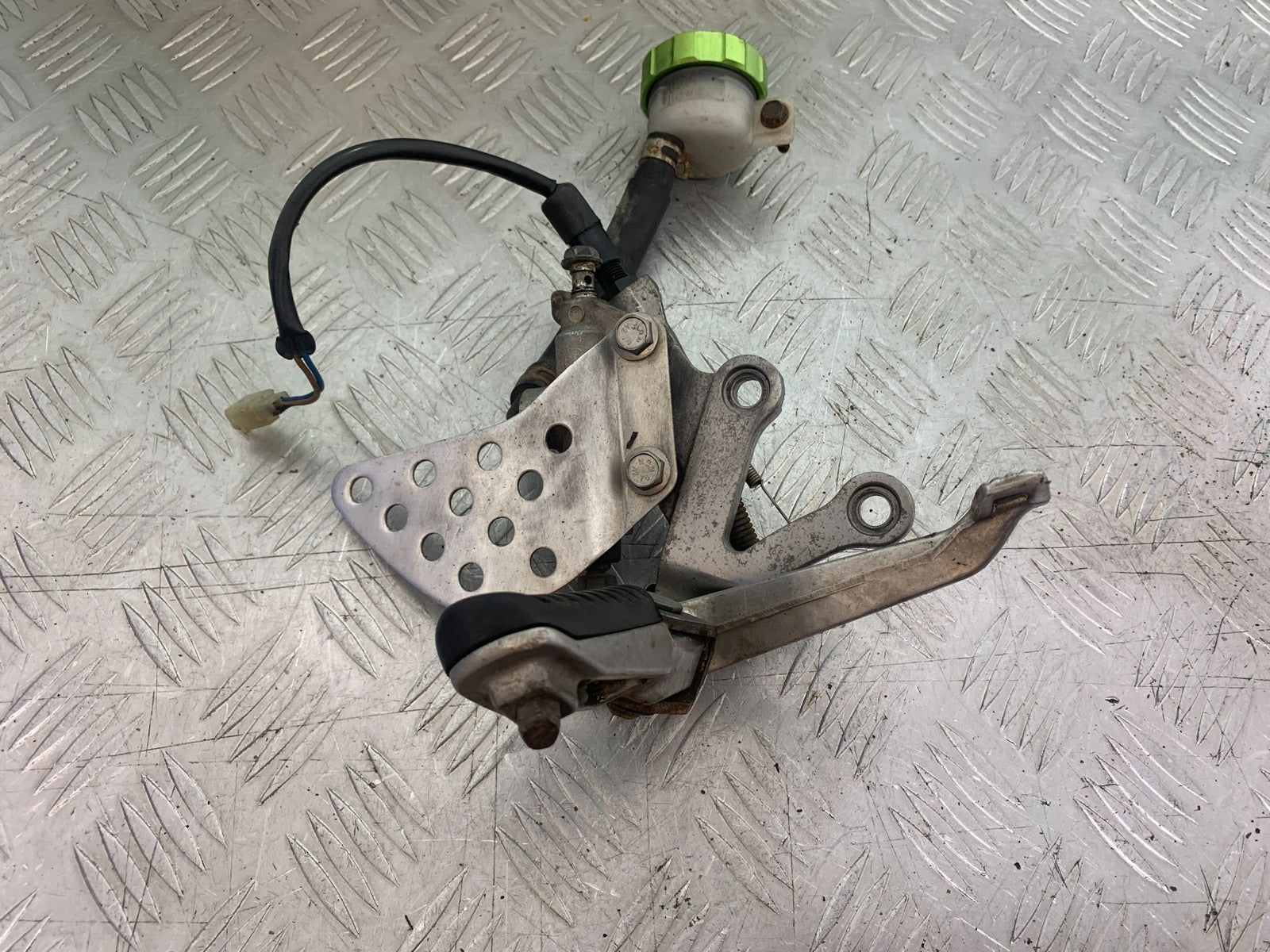 KAWASAKI ZX9R ZX9 C FRONT RIGHT HANGER  YEAR 1998-99 (CMB1213)