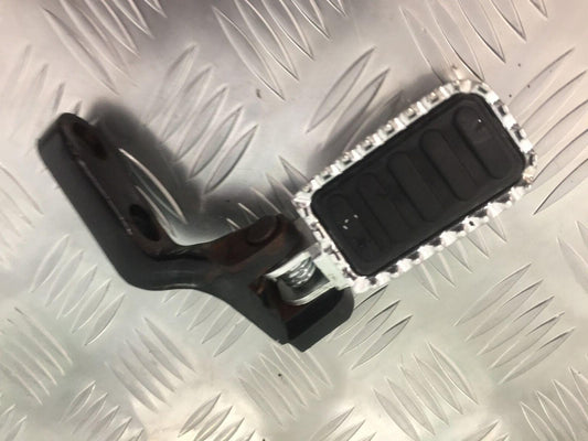 SINNIS TERRAIN 125 FRONT RIGHT HANGER AND PEG  YEAR 2020 (STOCK 921)