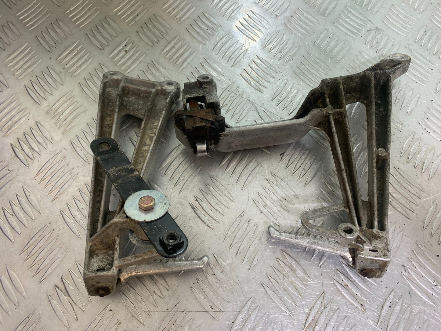 HONDA VFR750 VFR 750 REAR HANGERS AND PEGS    YEAR 1994-1997 (CMB1156)