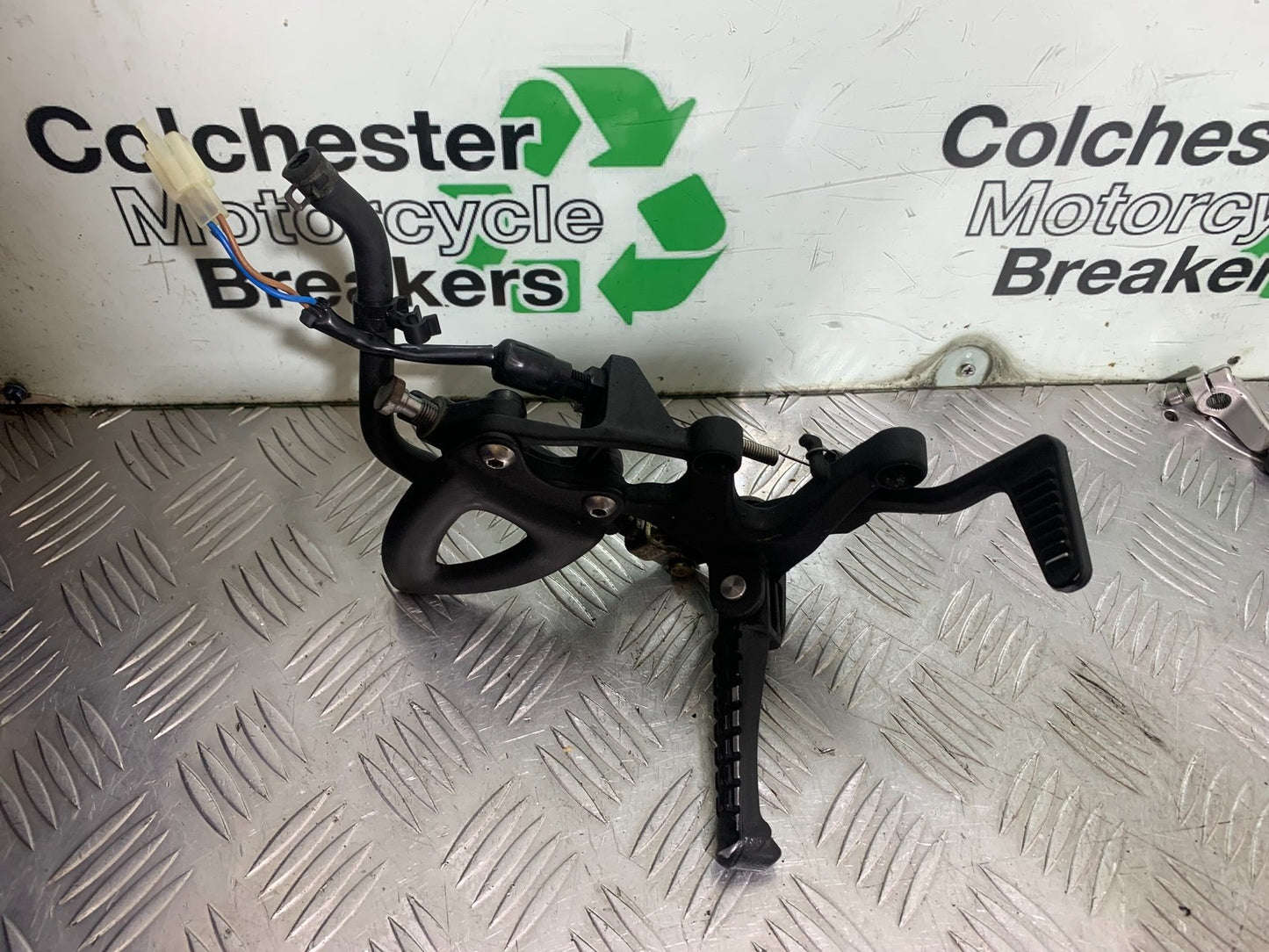 TRIUMPH 1050 SPEED TRIPLE FRONT RIGHT HANGER  YEAR 2005-2007 (CMB1322)