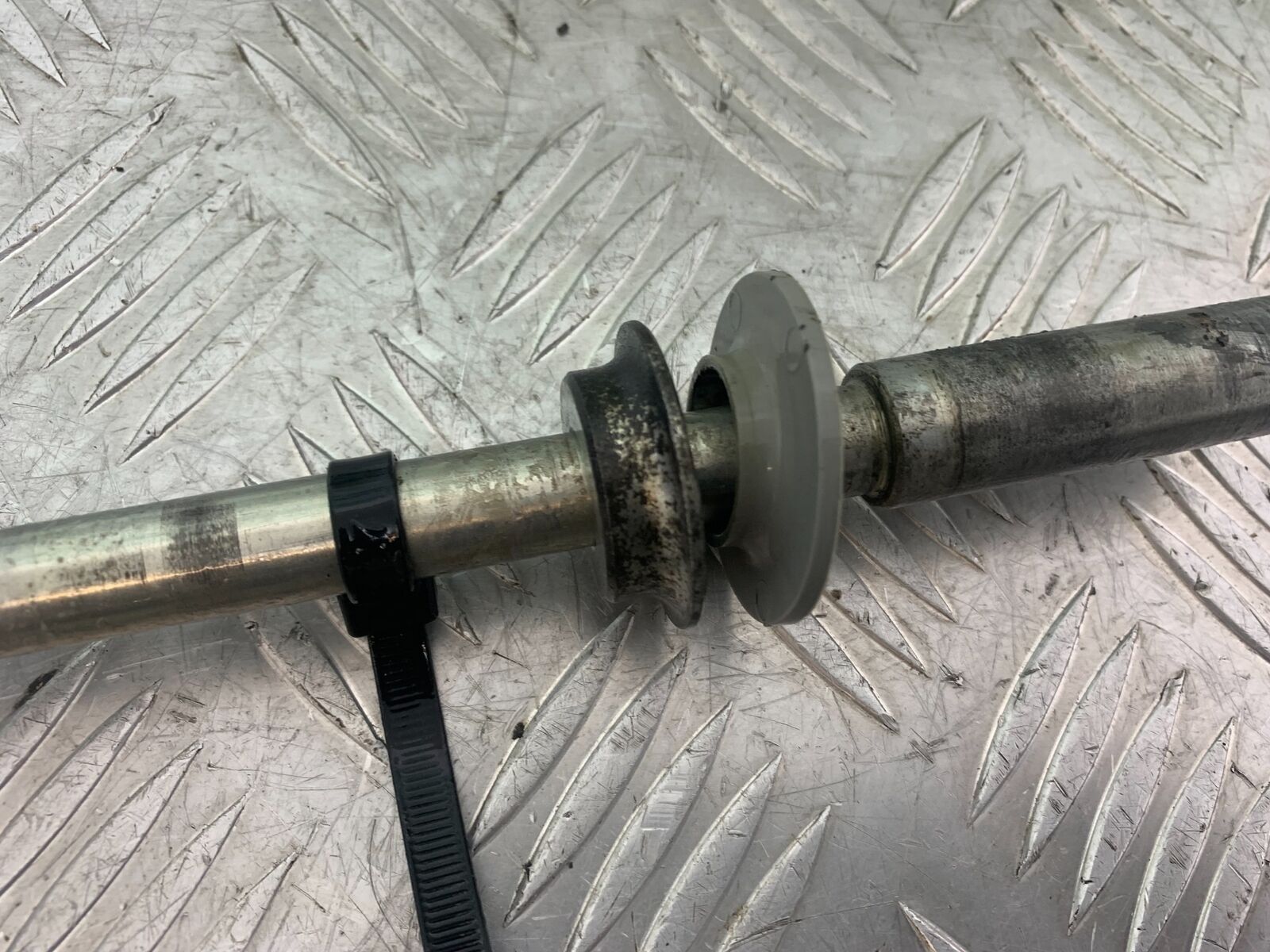 YAMAHA XT125 X XT 125 X FRONT WHEEL SPINDLE 2005-2011 (CMB1097)