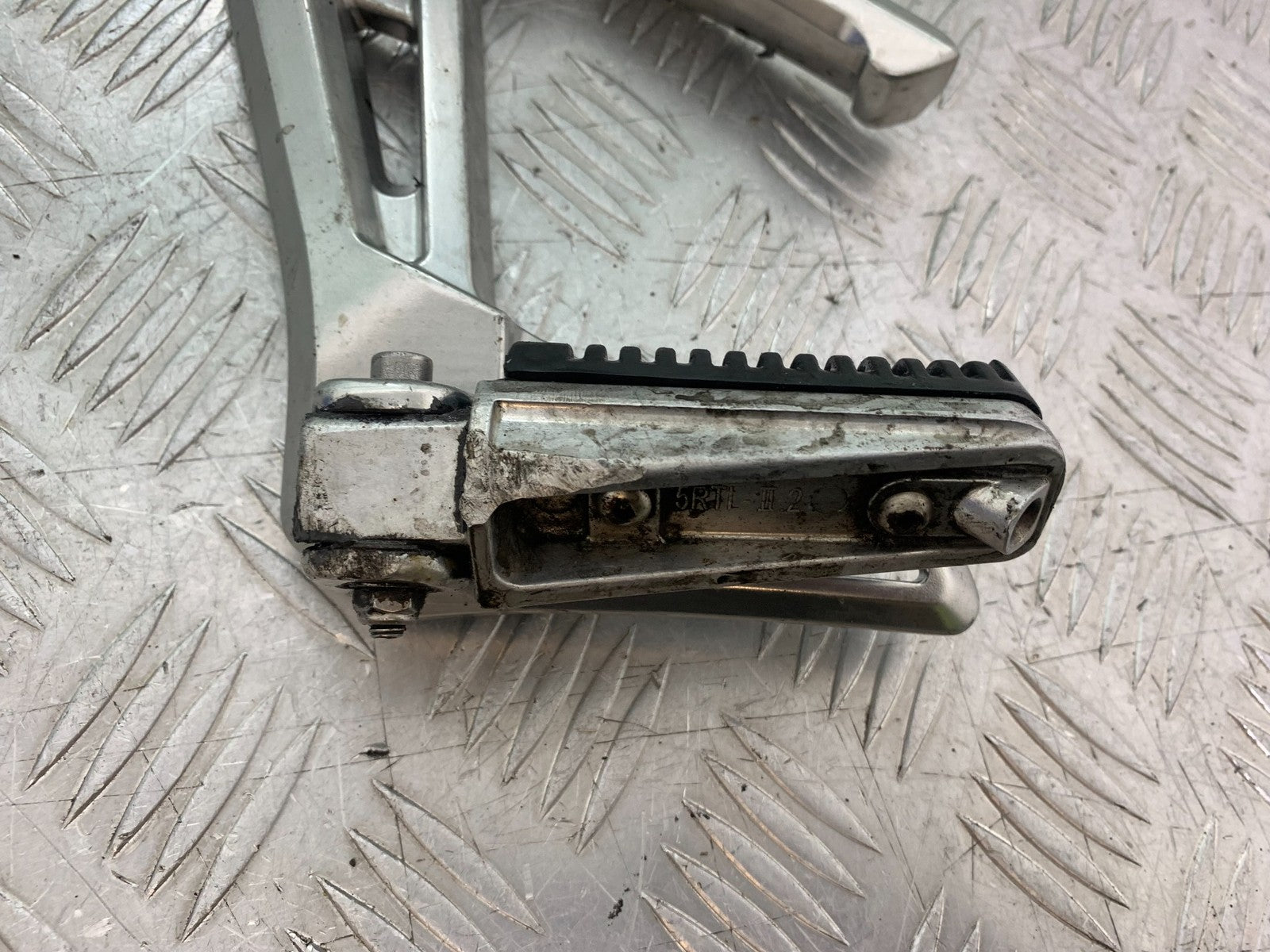 YAMAHA FZS1000 FAZER LEFT REAR HANGER AND PEG  YEAR 2001-05 (CMB1275)