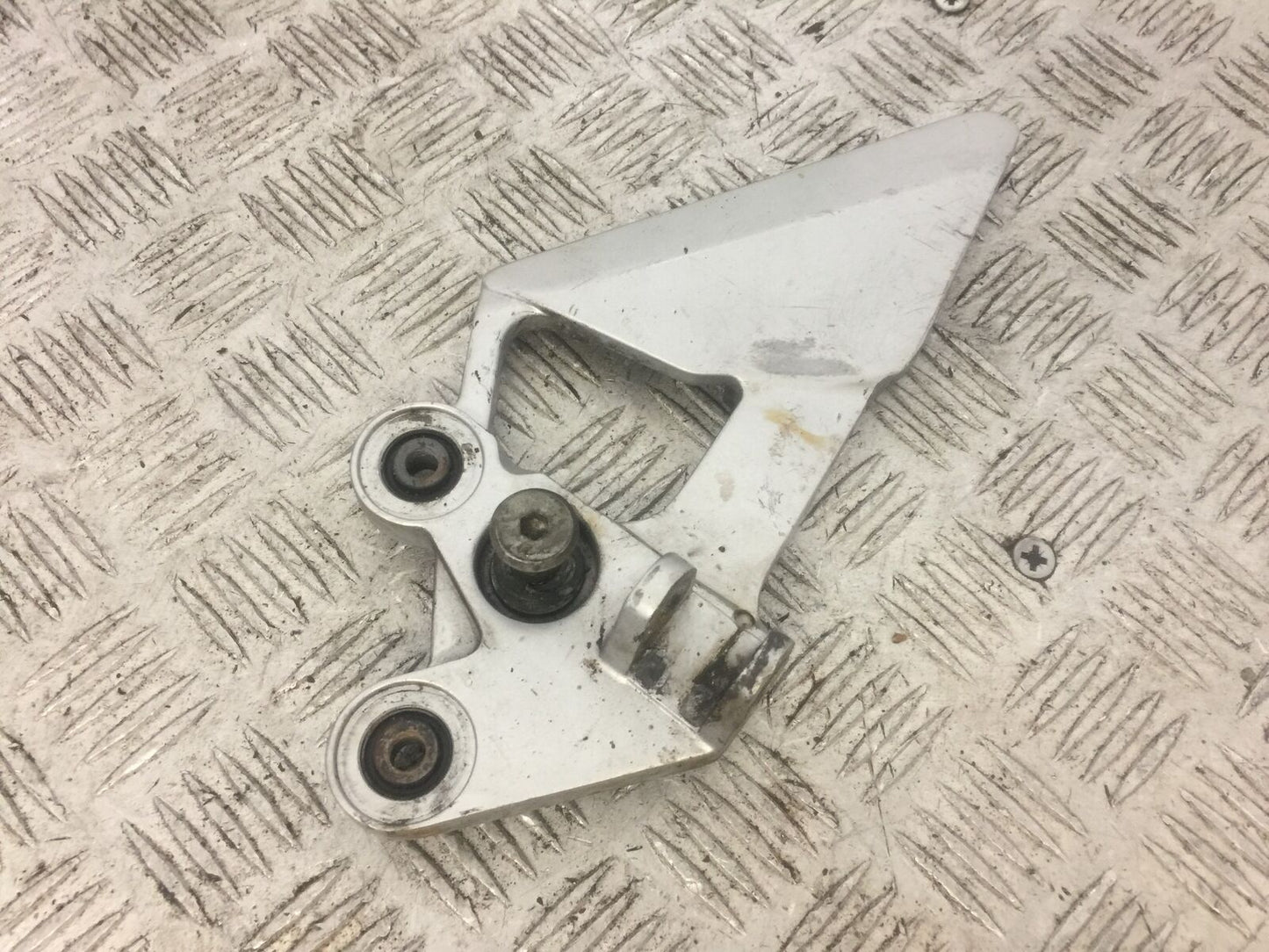 YAMAHA FZ6 FRONT LEFT HANGER  YEAR 2004 (STOCK 693)