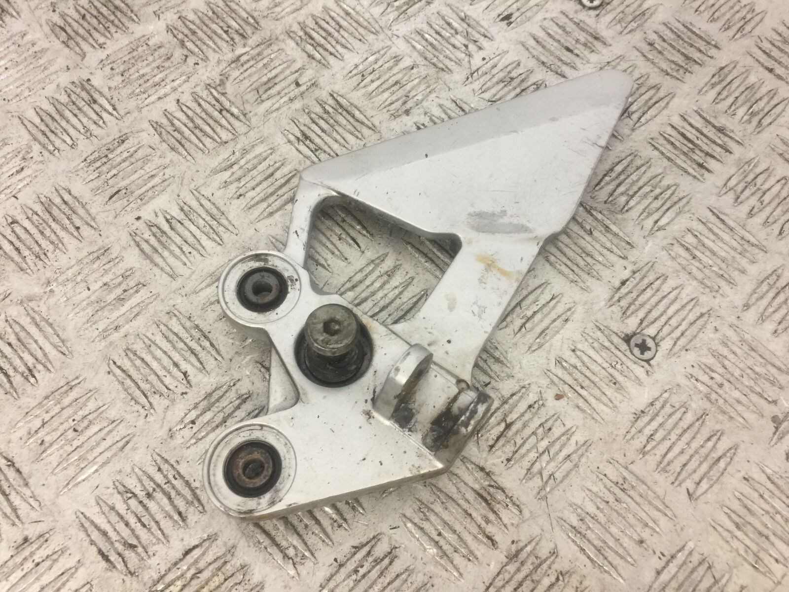 YAMAHA FZ6 FRONT LEFT HANGER  YEAR 2004 (STOCK 693)