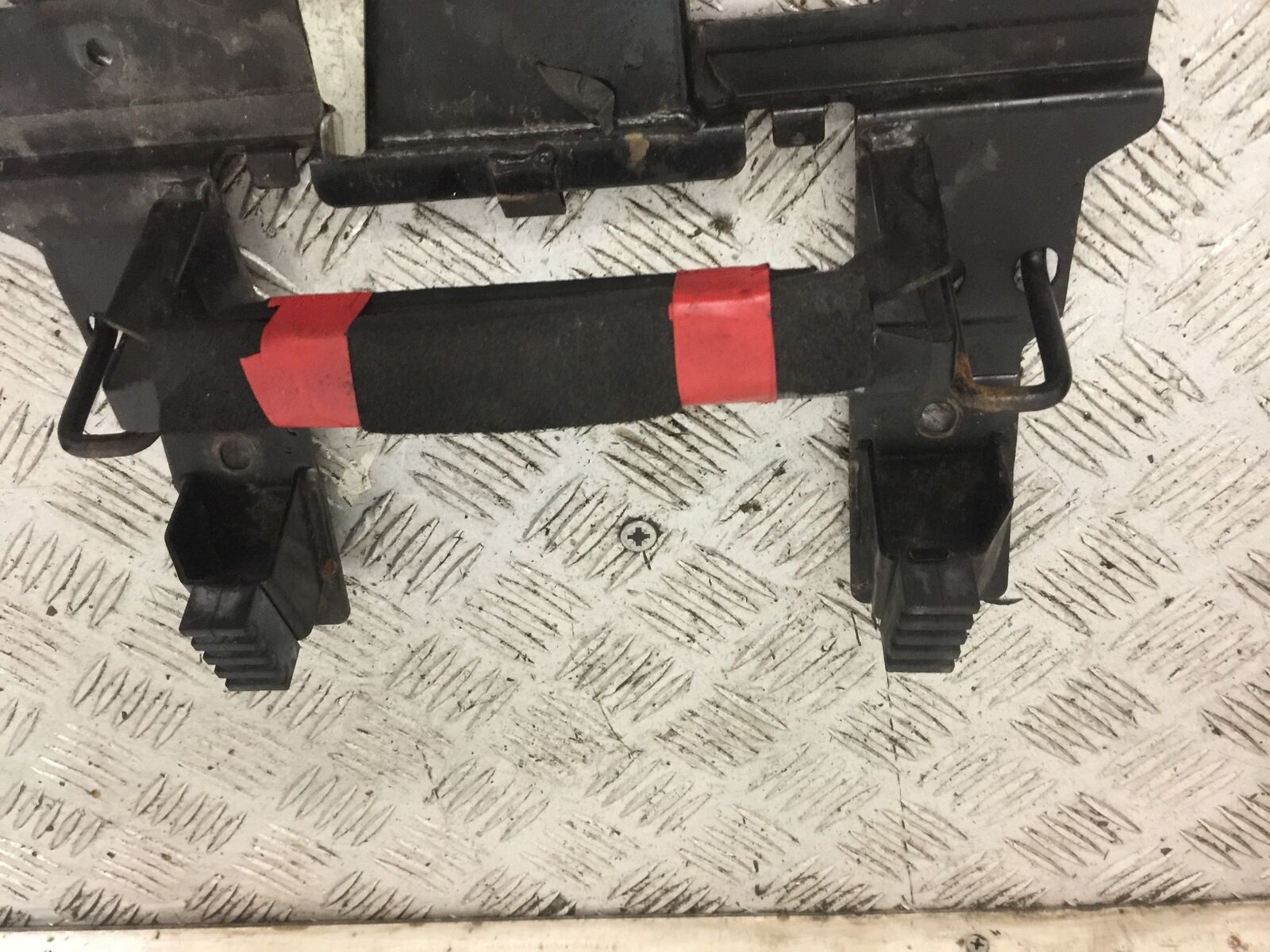 YAMAHA FZ1-N SEAT BRACKET  YEAR 2006-2012  (STOCK 787)