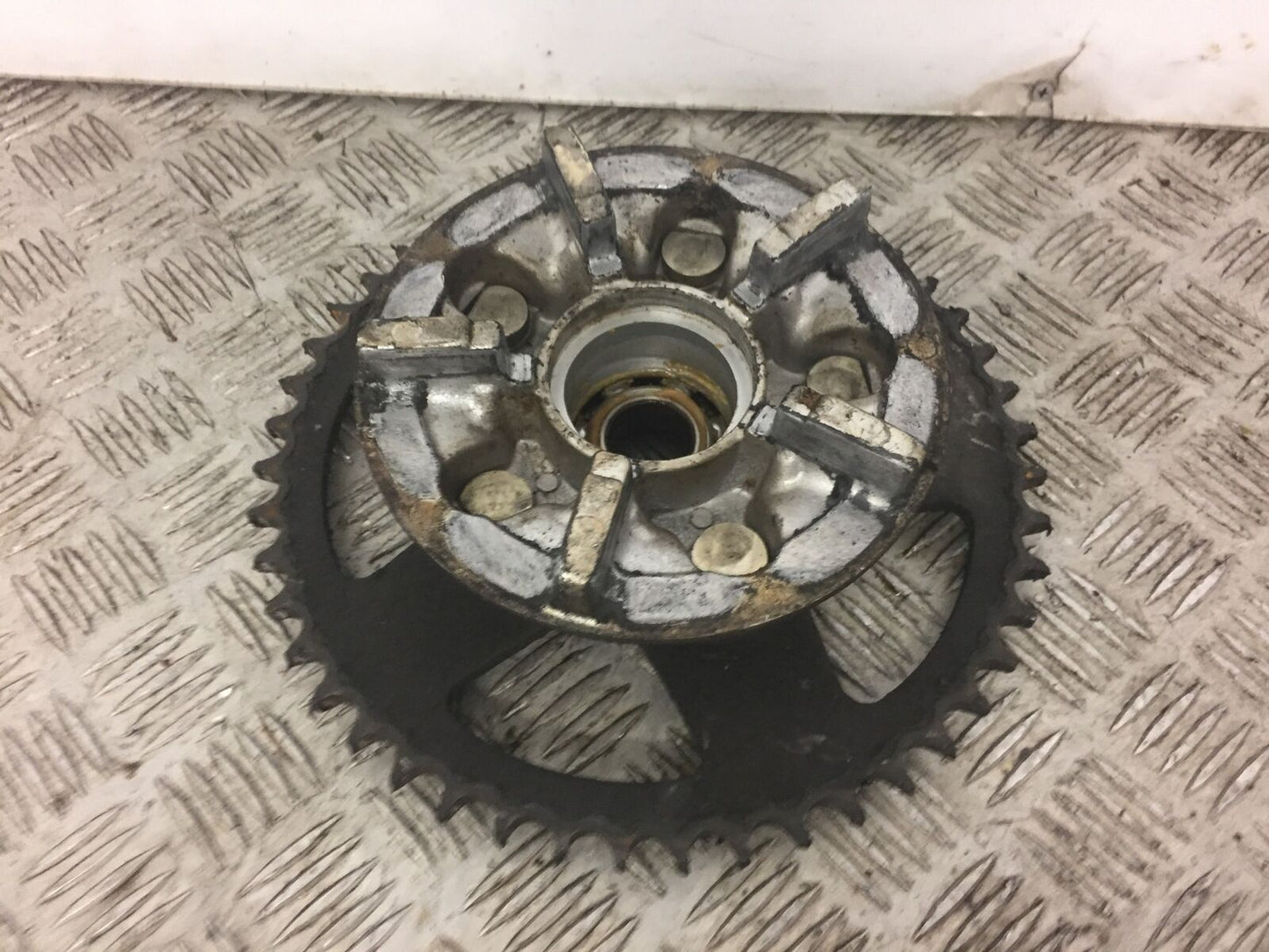 SUZUKI GSF600 GSF 600 BANDIT SPROCKET CARRIER  YEAR 2003