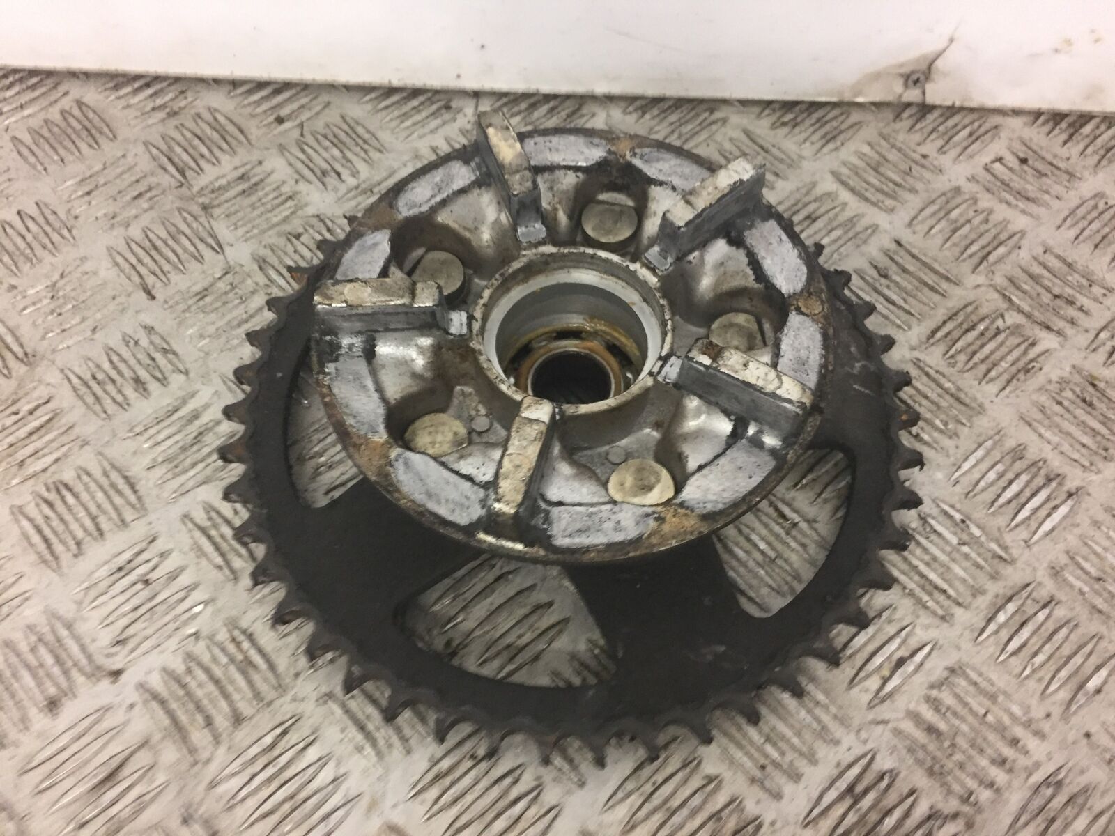 SUZUKI GSF600 GSF 600 BANDIT SPROCKET CARRIER  YEAR 2003