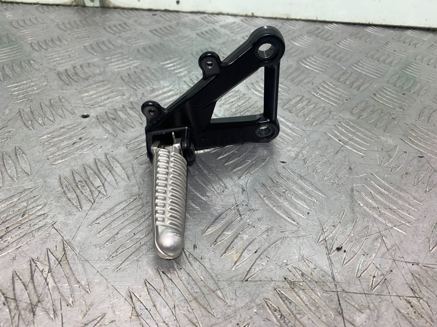 DUCATI 1198 S FRONT RIGHT HANGER  AND PEG  YEAR 2009-2011 (CMB1219)