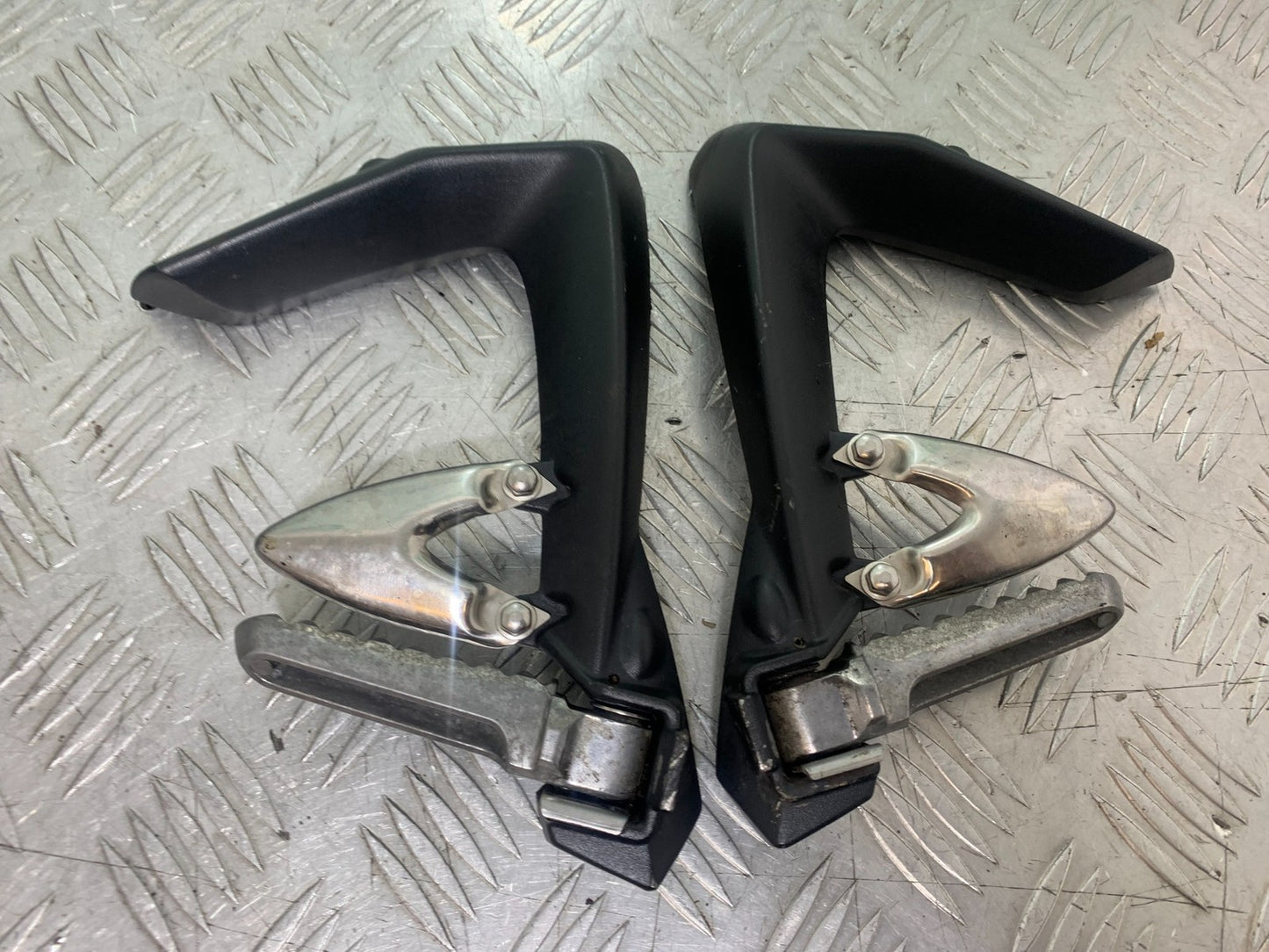 TRIUMPH 1050 SPRINT ST REAR HANGERS AND PEGS  YEAR 2004-2007 (CMB1197)