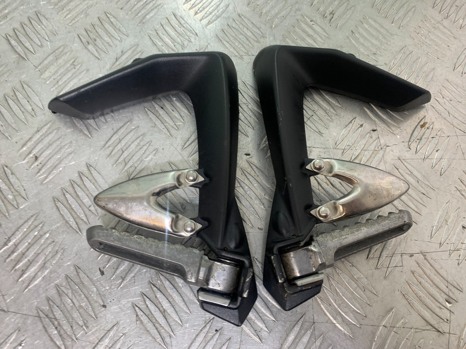 TRIUMPH 1050 SPRINT ST REAR HANGERS AND PEGS  YEAR 2004-2007 (CMB1197)