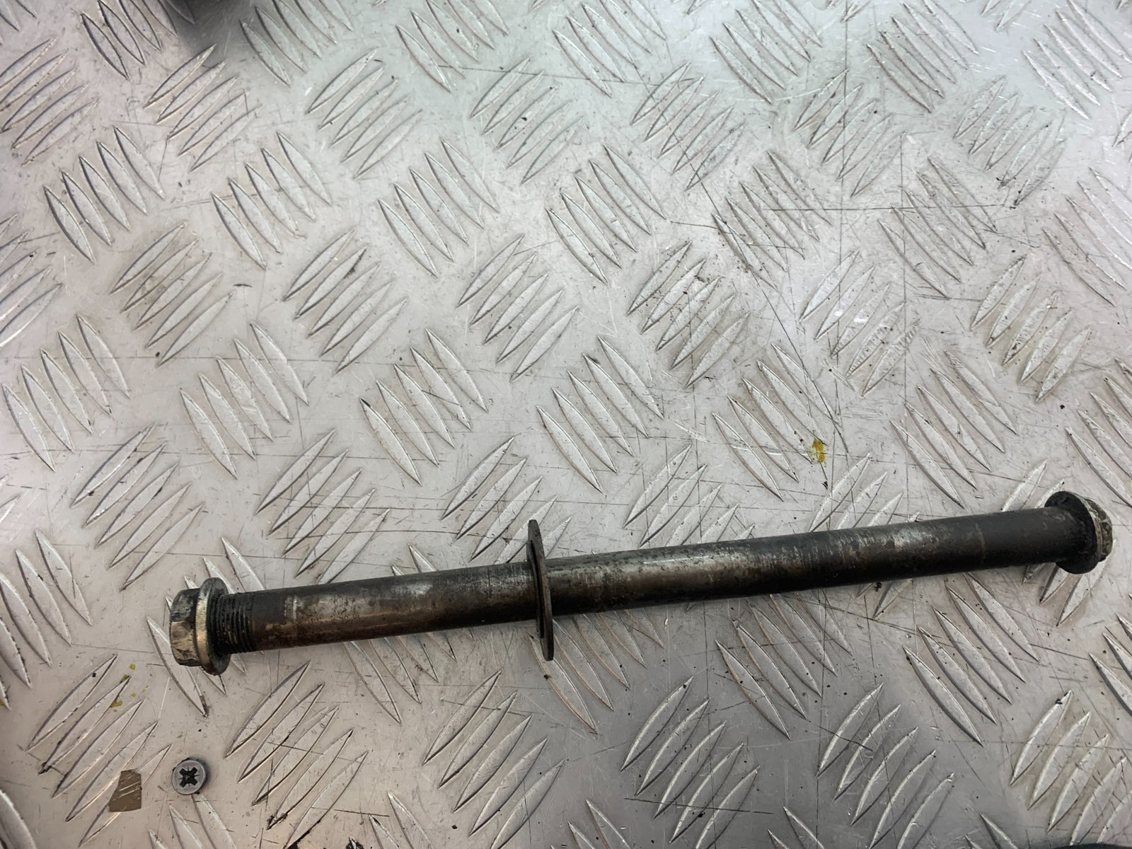 KAWASAKI ZZR1100 D SWINGARM SPINDLE  YEAR 1993-2001 (CMB1164)