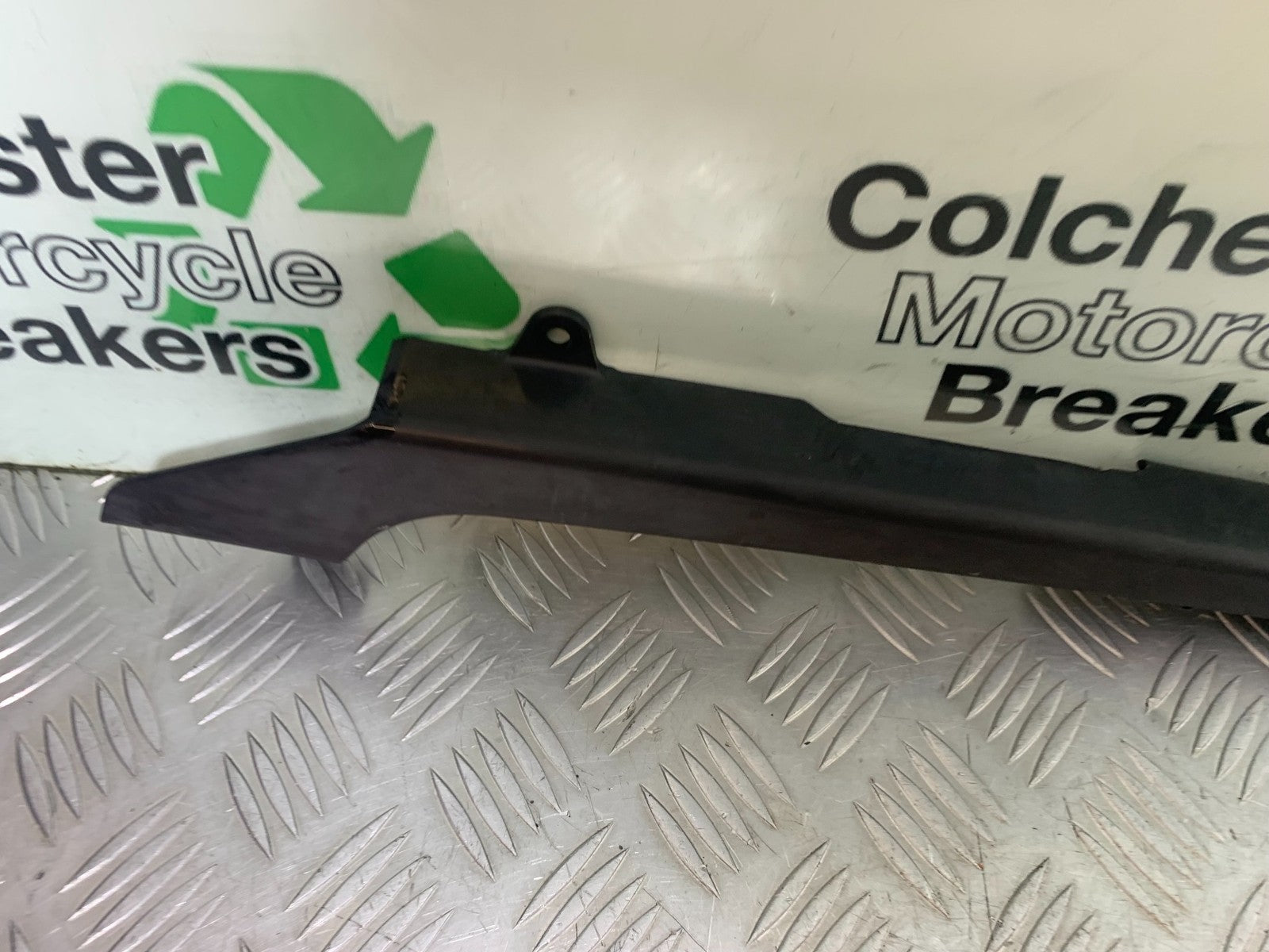 YAMAHA YZF R1 4XV CHAIN GUARD YEAR 1998-99 (CMB1291)