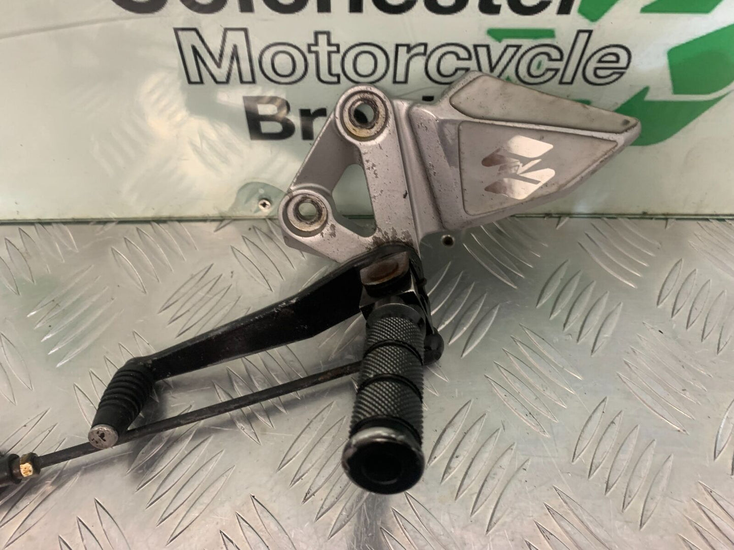 SUZUKI SV1000 SV 1000 K3 FRONT LEFT HANGER YEAR 2004 (STOCK 970)