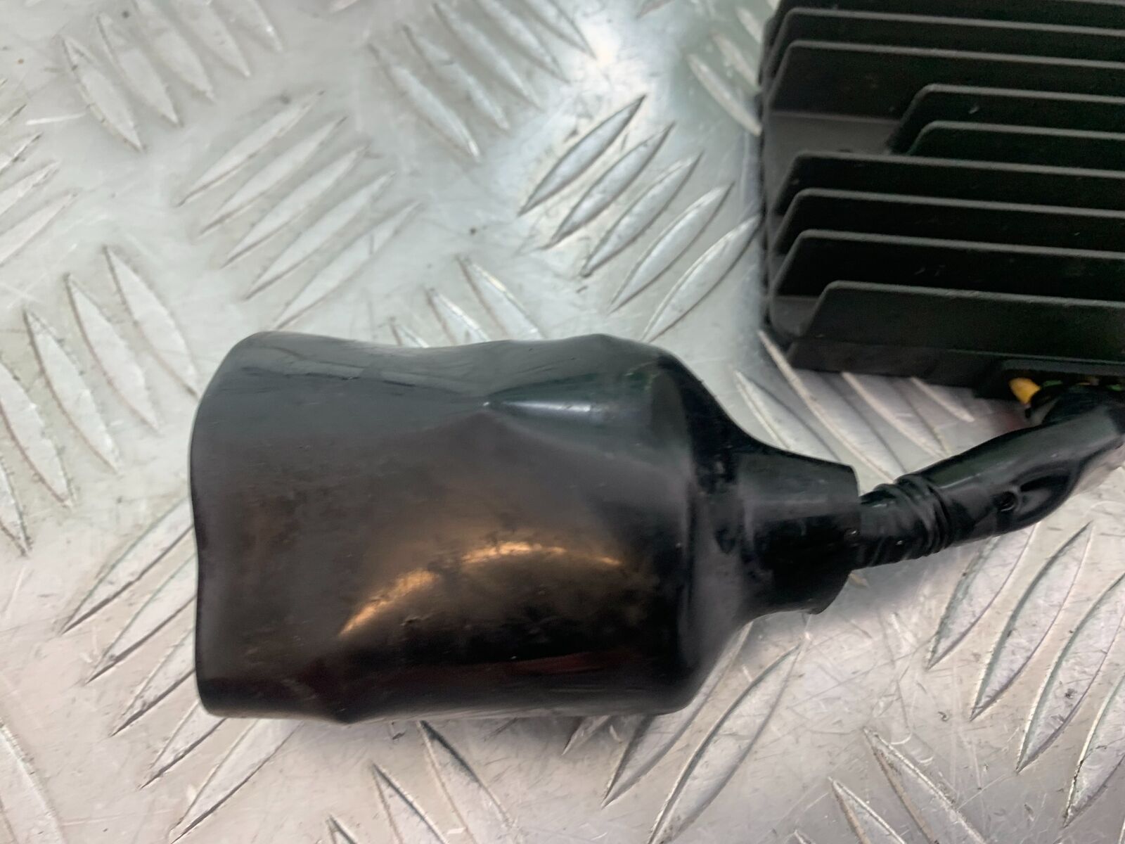 HONDA CBR1100 BLACKBIRD REGULATOR YEAR 1999-2005  (CMB1103)