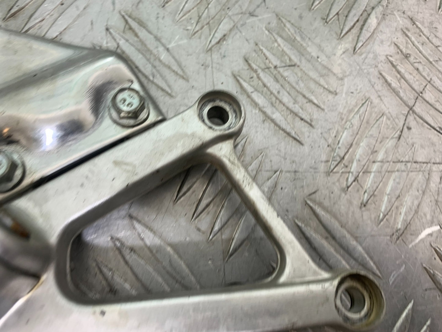 APRILIA RSV1000 RSV 1000 MILLE FRONT RIGHT HANGER  1998- 2003 (CMB1184)
