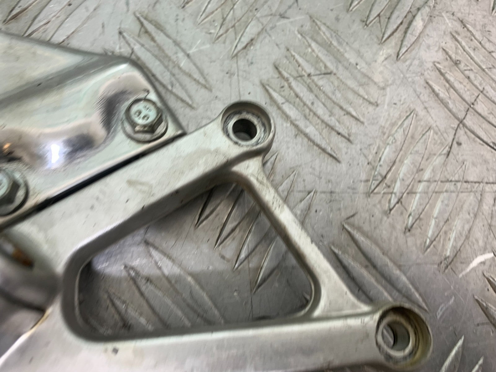 APRILIA RSV1000 RSV 1000 MILLE FRONT RIGHT HANGER  1998- 2003 (CMB1184)