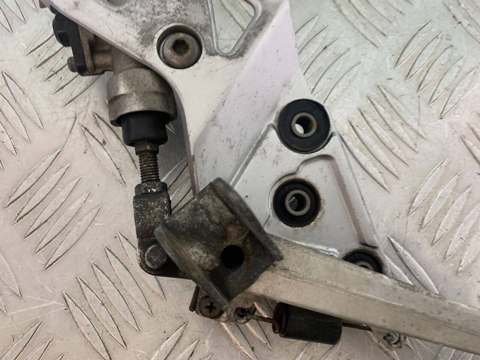 SUZUKI GSF1250 GSF 1250 BANDIT FRONT RIGHT HANGER   YEAR 2010-14 (CMB1092)