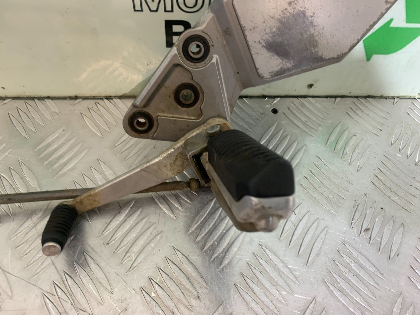 SUZUKI GSF1200  GSF 1200 BANDIT FRONT LEFT HANGER  YEAR 1997-2000 (CMB1149)