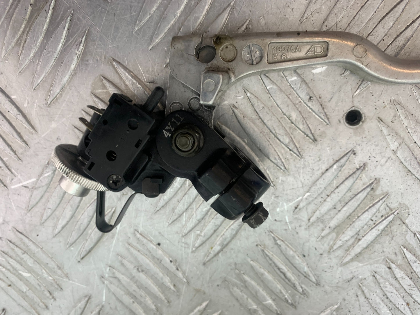 YAMAHA YZF R1 CLUTCH LEVER AND BRACKET   YEAR 2004-2006 (CMB1155)