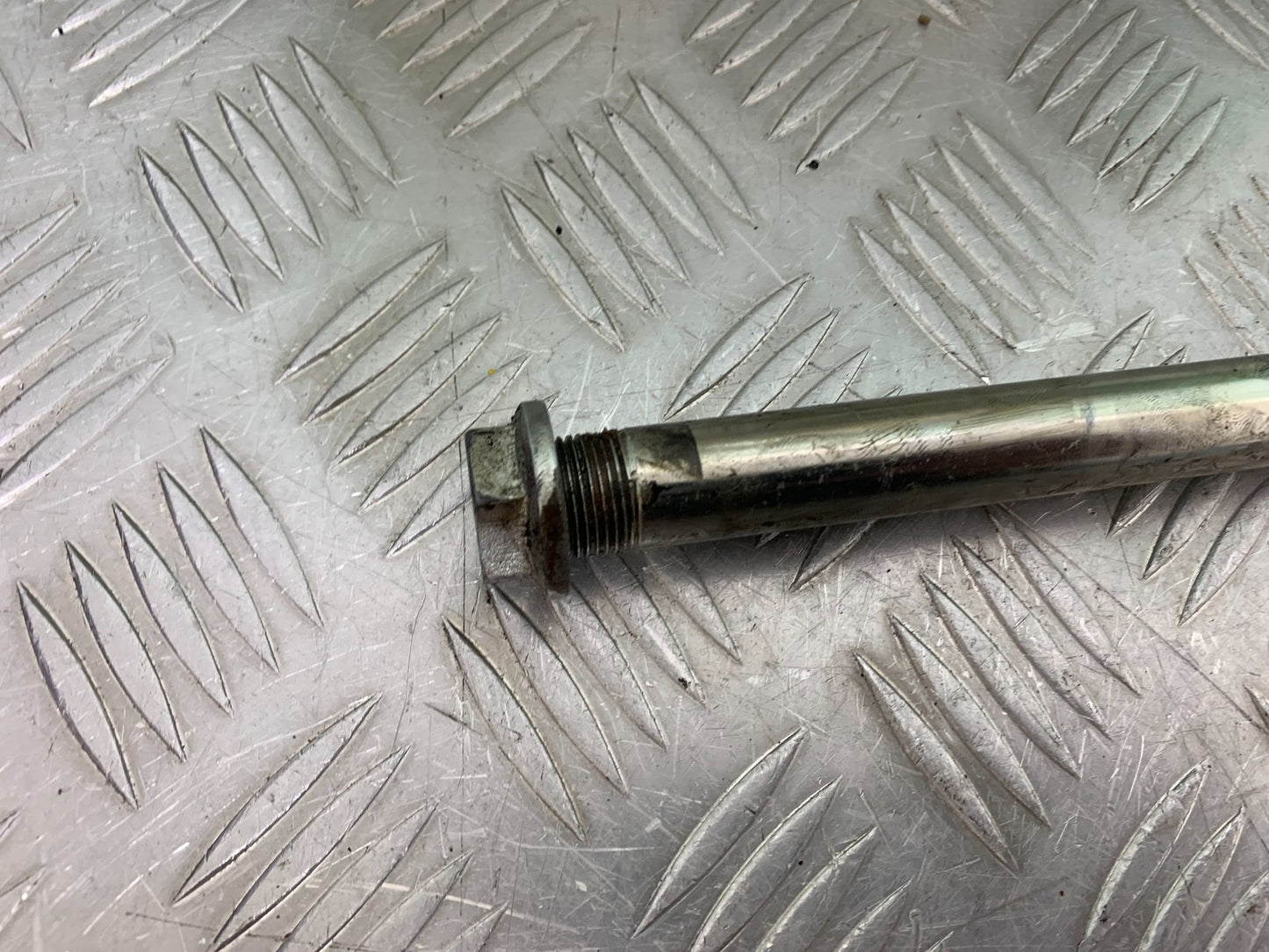 KAWASAKI ZZR1100 D SWINGARM SPINDLE  YEAR 1993-2001 (CMB1189)