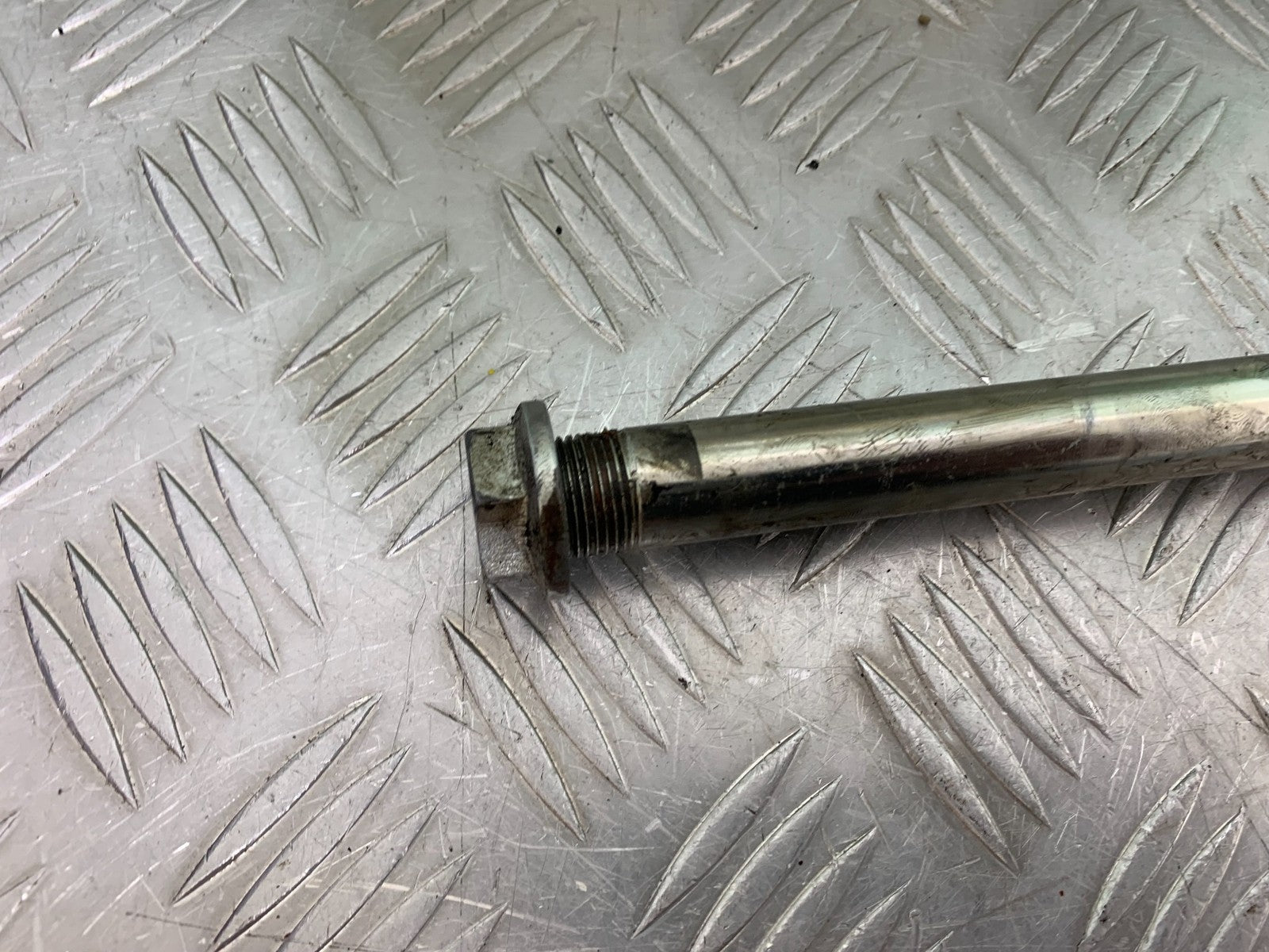 KAWASAKI ZZR1100 D SWINGARM SPINDLE  YEAR 1993-2001 (CMB1189)
