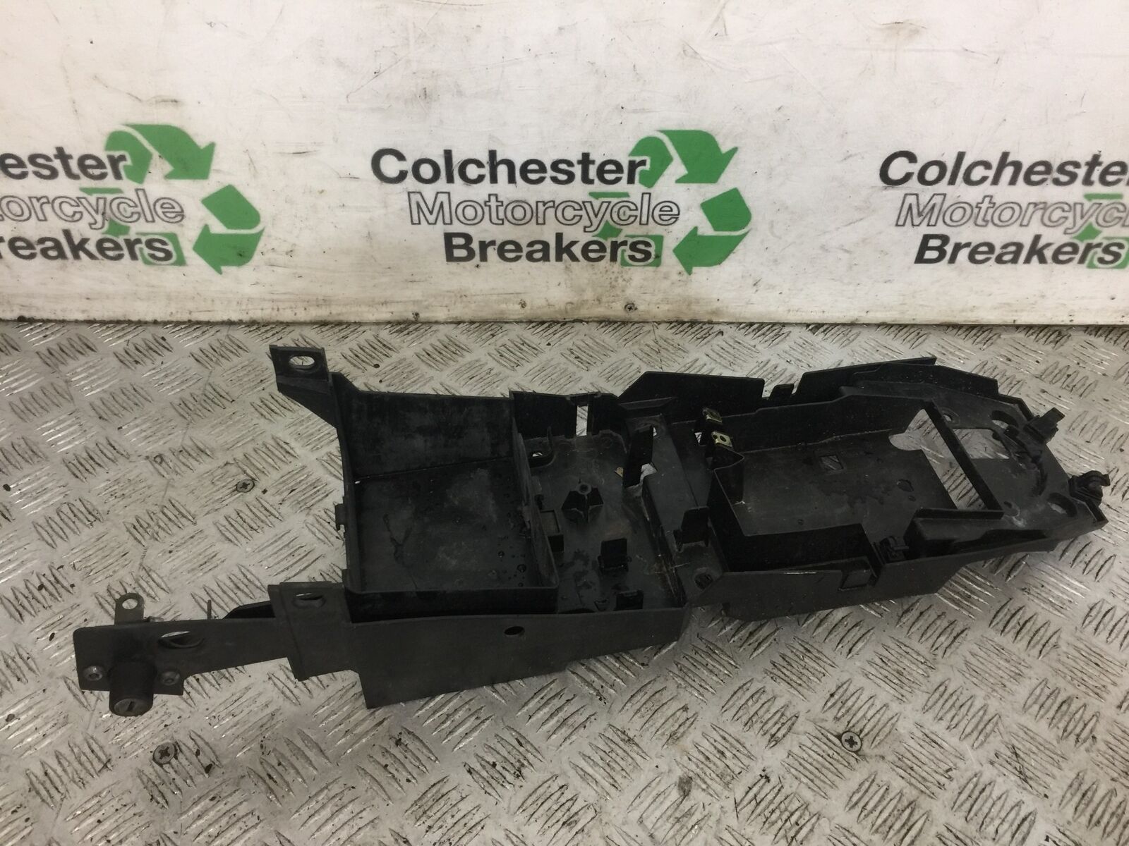 YAMAHA FZ1-N UNDERTRAY  YEAR 2006-2012  (STOCK 787)