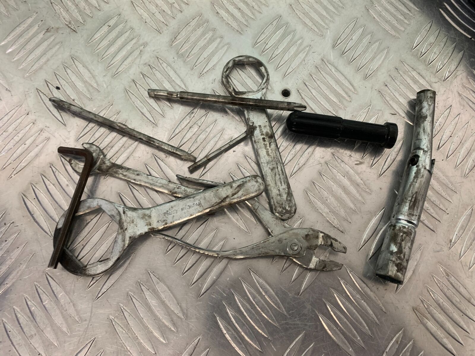 SUZUKI SV1000 SV 1000 K4 TOOL KIT YEAR 2004 (STOCK 990)