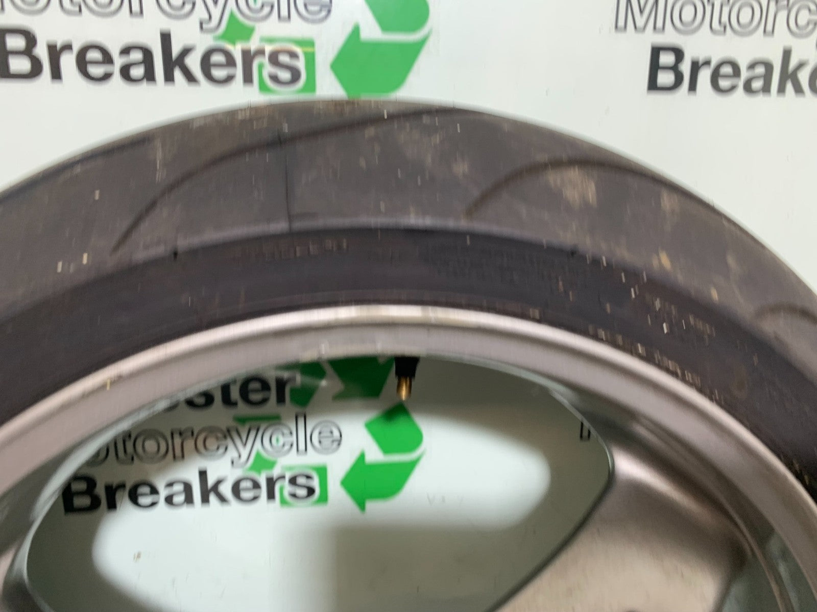 TRIUMPH 955I SPRINT RS REAR WHEEL YEAR 1999-03 (CMB1313)