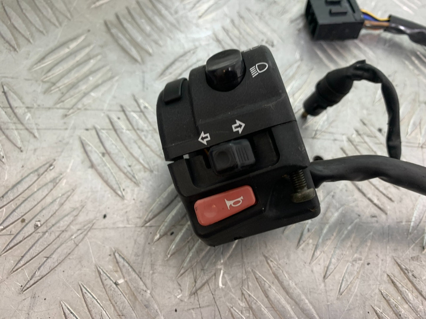 TRIUMPH 955i SPRINT ST LEFT SWITCH GEAR YEAR 1999-04 (CMB1230)