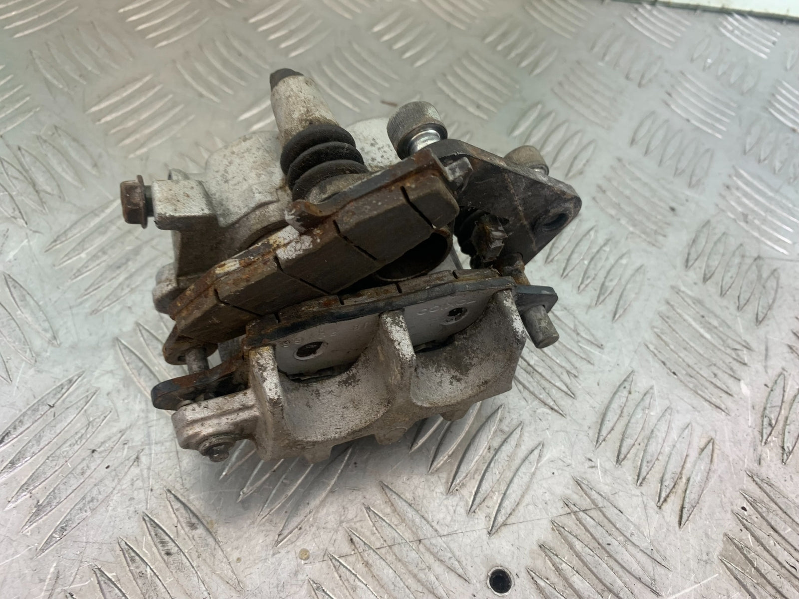 KAWASAKI VN1500 CLASSIC REAR BRAKE CALIPER   YEAR 1999 -2006 (CMB1166)