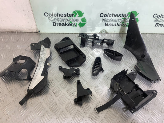 YAMAHA YZF R1 INFILL PANELS  YEAR 2004-2006 (CMB1155)
