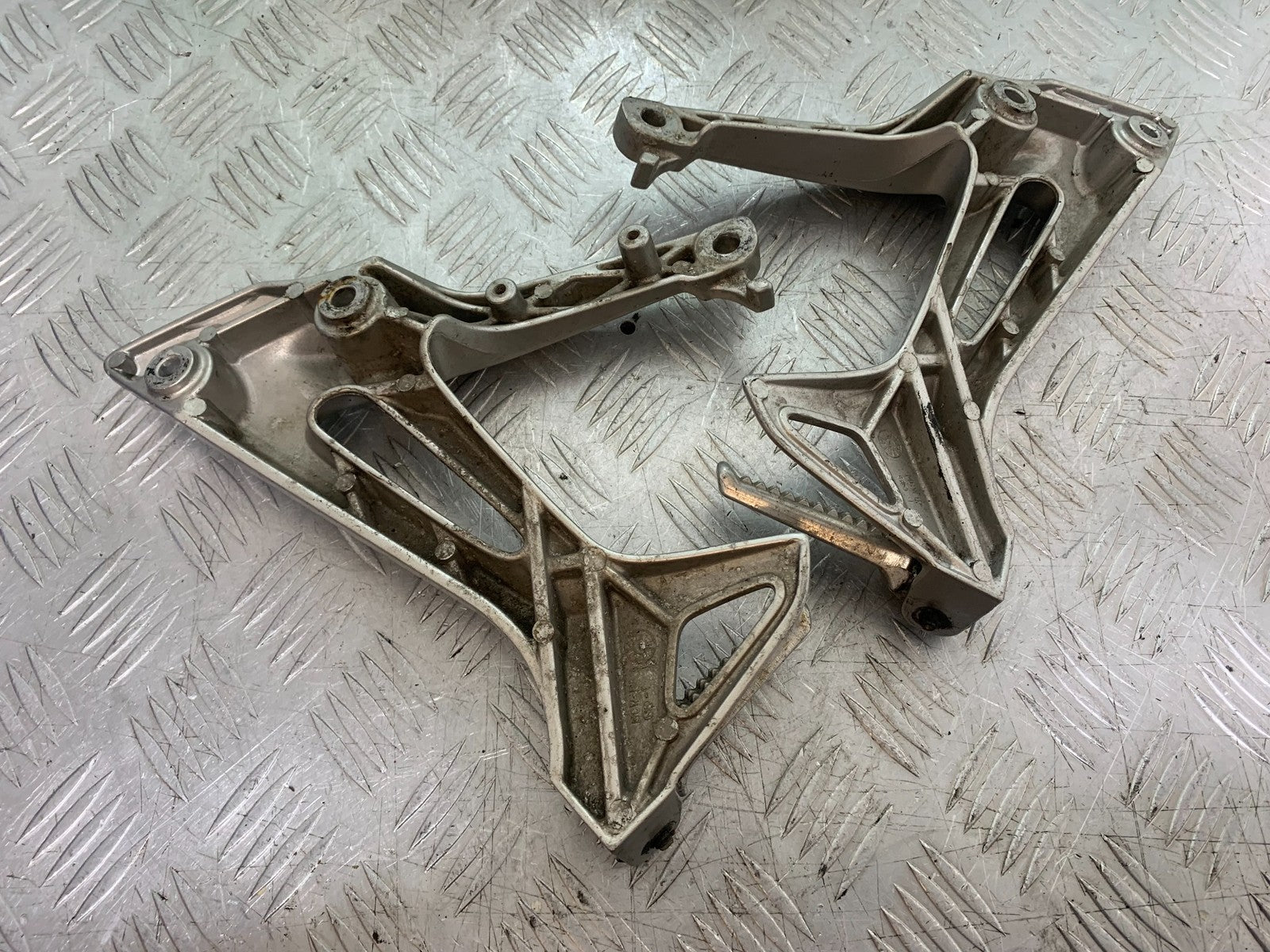 HONDA VFR800 VFR 800 V-TEC REAR HANGERS AND PEGS  YEAR 2002 -09 (CMB1296)