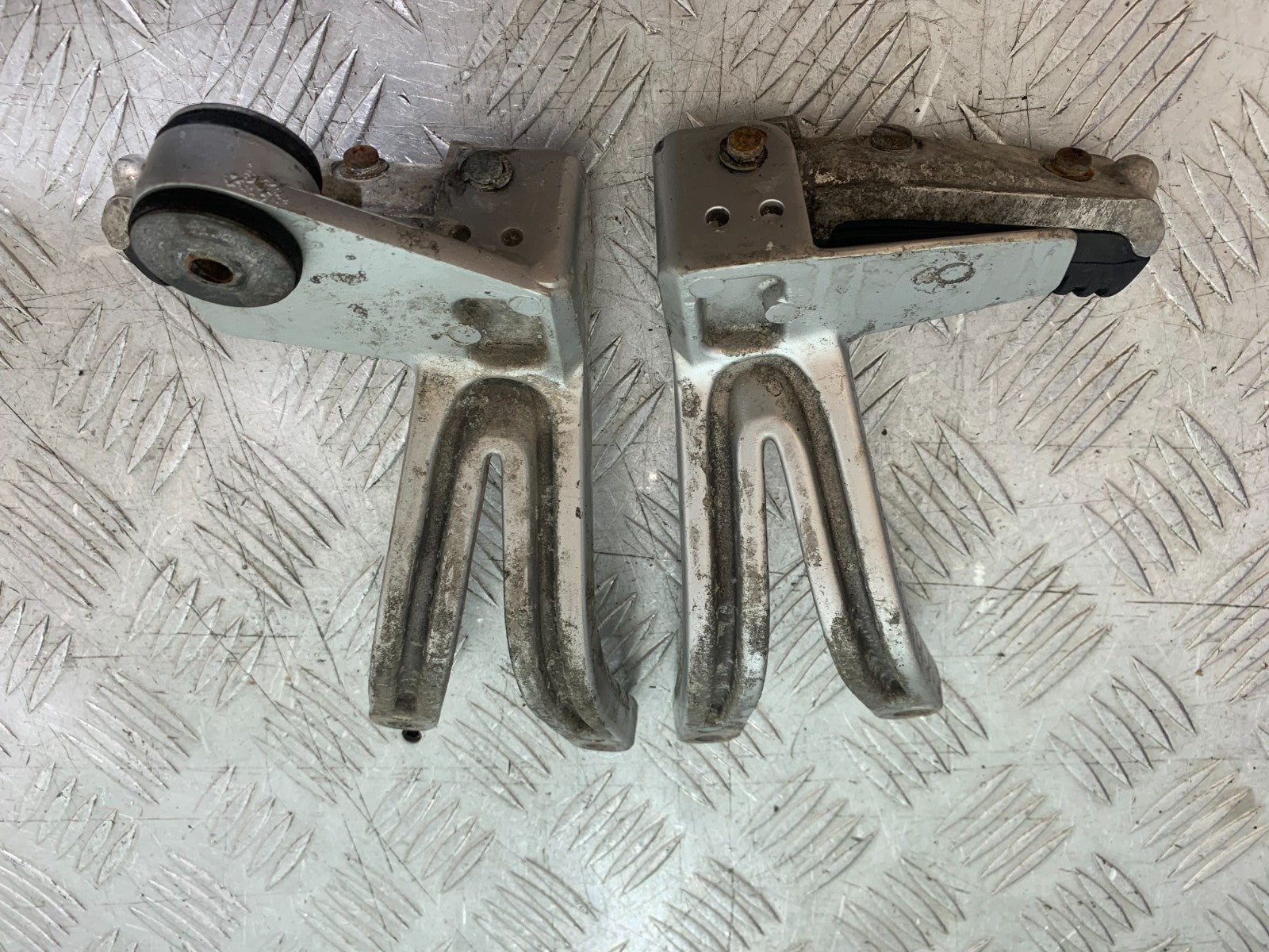 SUZUKI RF900 RF 900  REAR HANGERS YEAR 1994-1999 CMB1326
