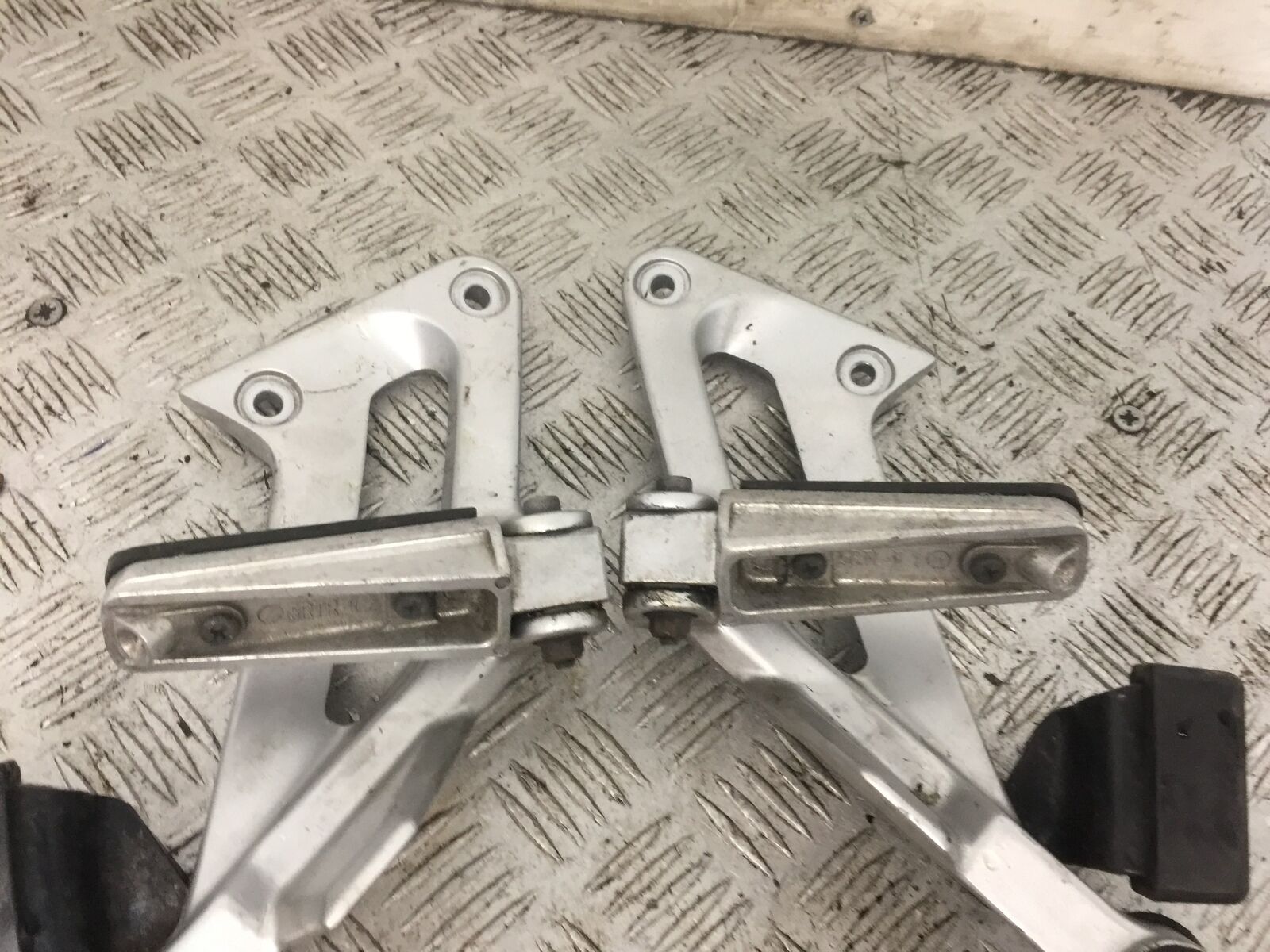 YAMAHA FJR1300 FJR 1300 REAR HANGERS AND PEGS  YEAR 2001-05 (STOCK 814)