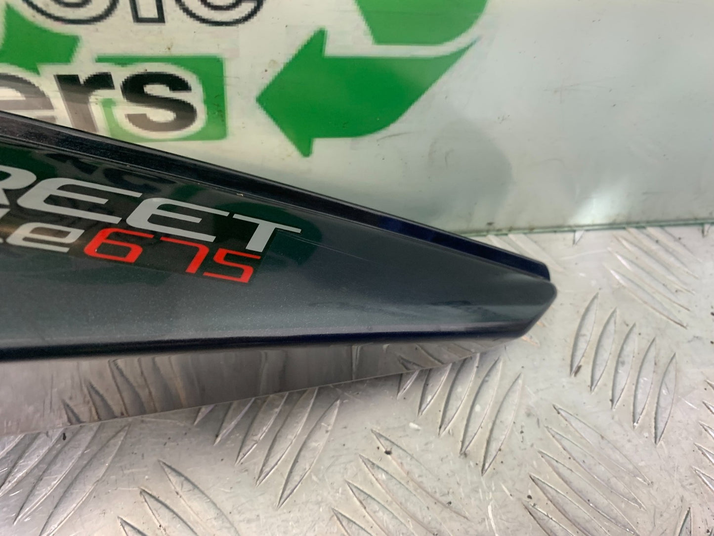 TRIUMPH 675 STREET TRIPLE LEFT SEAT PANEL    2013-2016 (CMB1186)