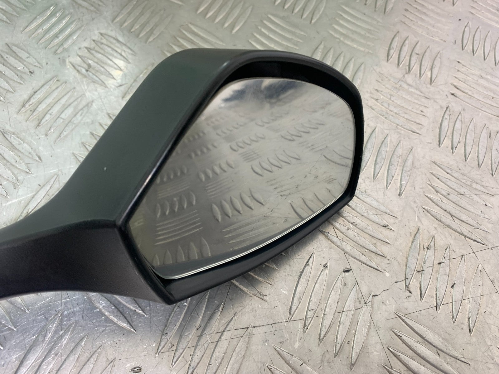 TRIUMPH 1050 SPRINT ST RIGHT MIRROR   YEAR 2004-2007 (CMB1197)