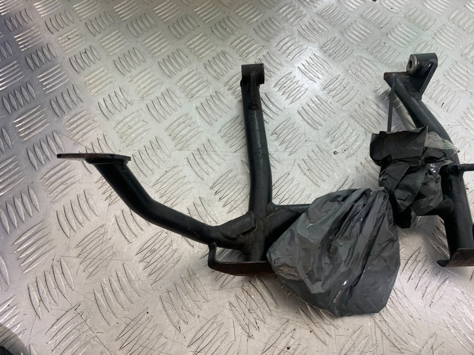 TRIUMPH 1050 SPRINT GT CENTER STAND & FIXINGS  YEAR 2010-2016 (CMB1250)