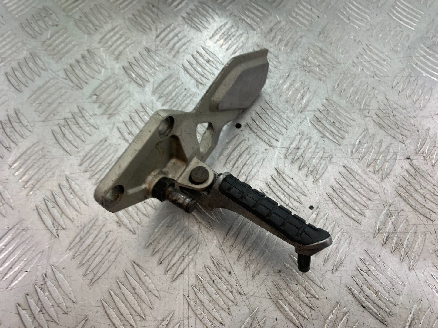 KAWASAKI ZZR1100 D FRONT LEFT HANGER AND PEG    YEAR 1993-2001 (CMB1289)
