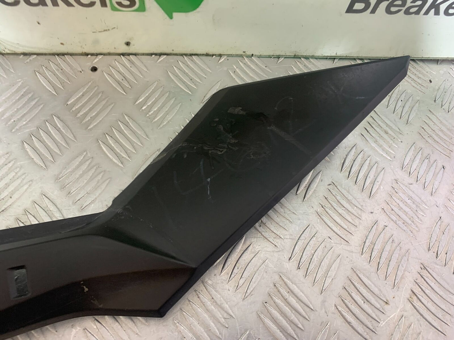 SUZUKI DL 650 V-STROM RIGHT SIDE INFILL PANEL YEAR 2020 (CMB1117)