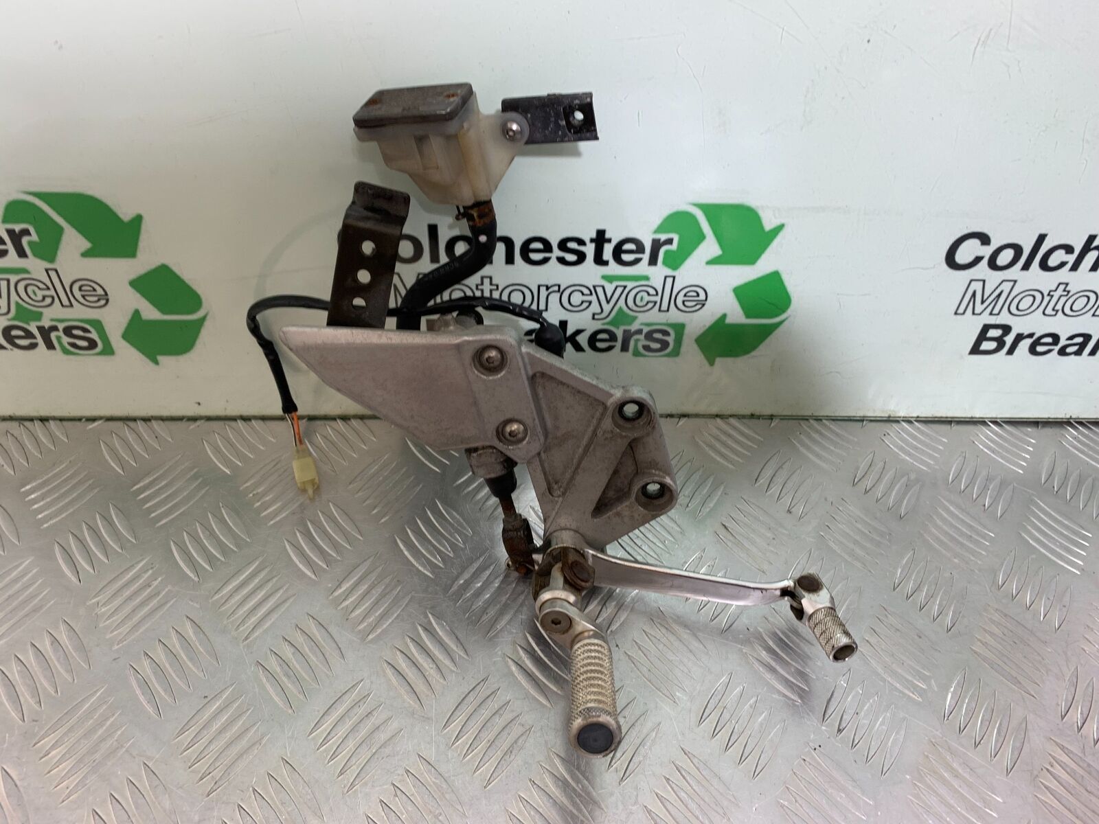 SUZUKI SV650 SV 650 FRONT RIGHT HANGER AND PEG  YEAR 2003-2006 (CMB1024)