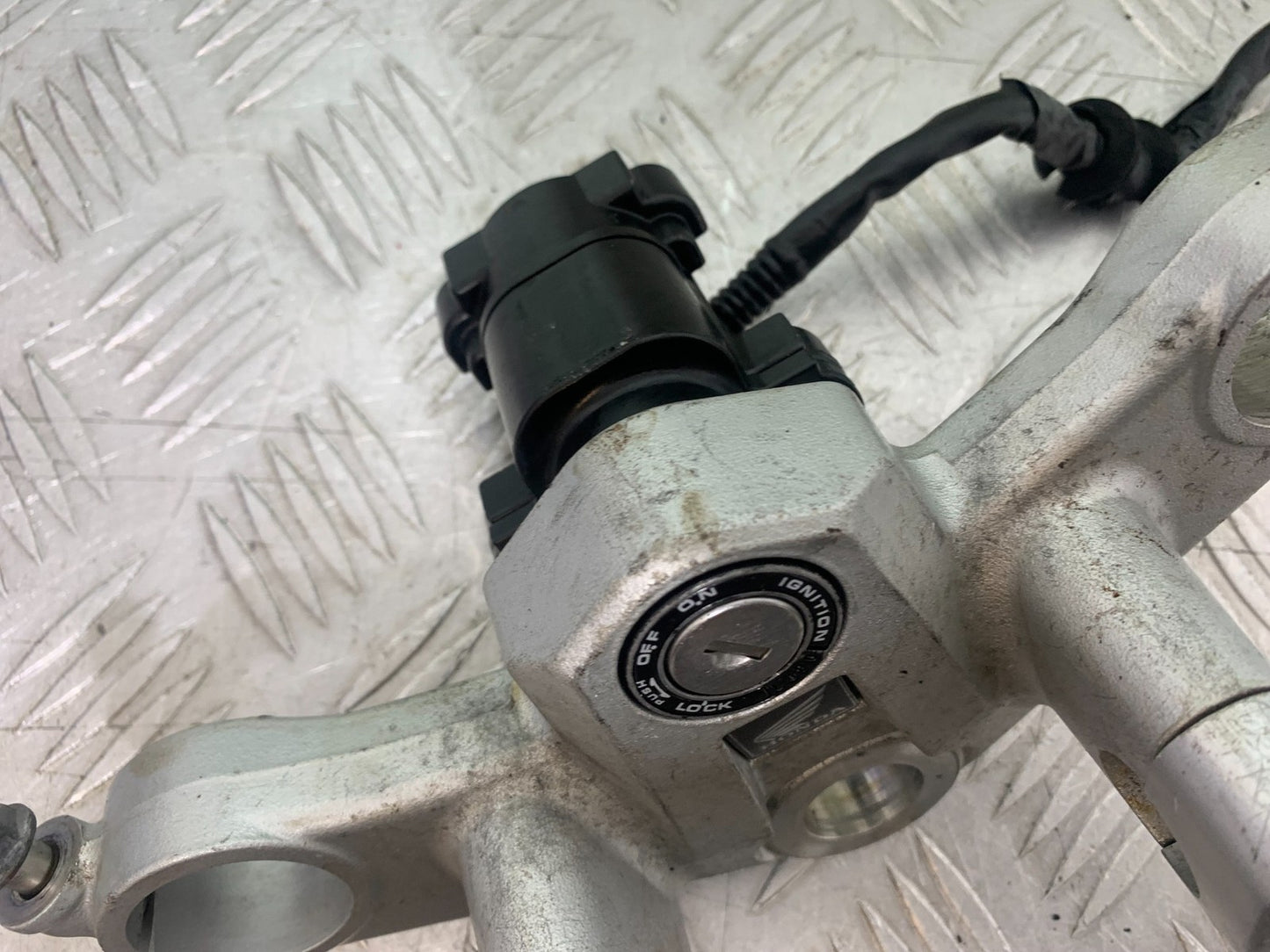 HONDA XL125 VARADERO LOCKSET AND KEY  YEAR 2001-2006  (CMB1210)