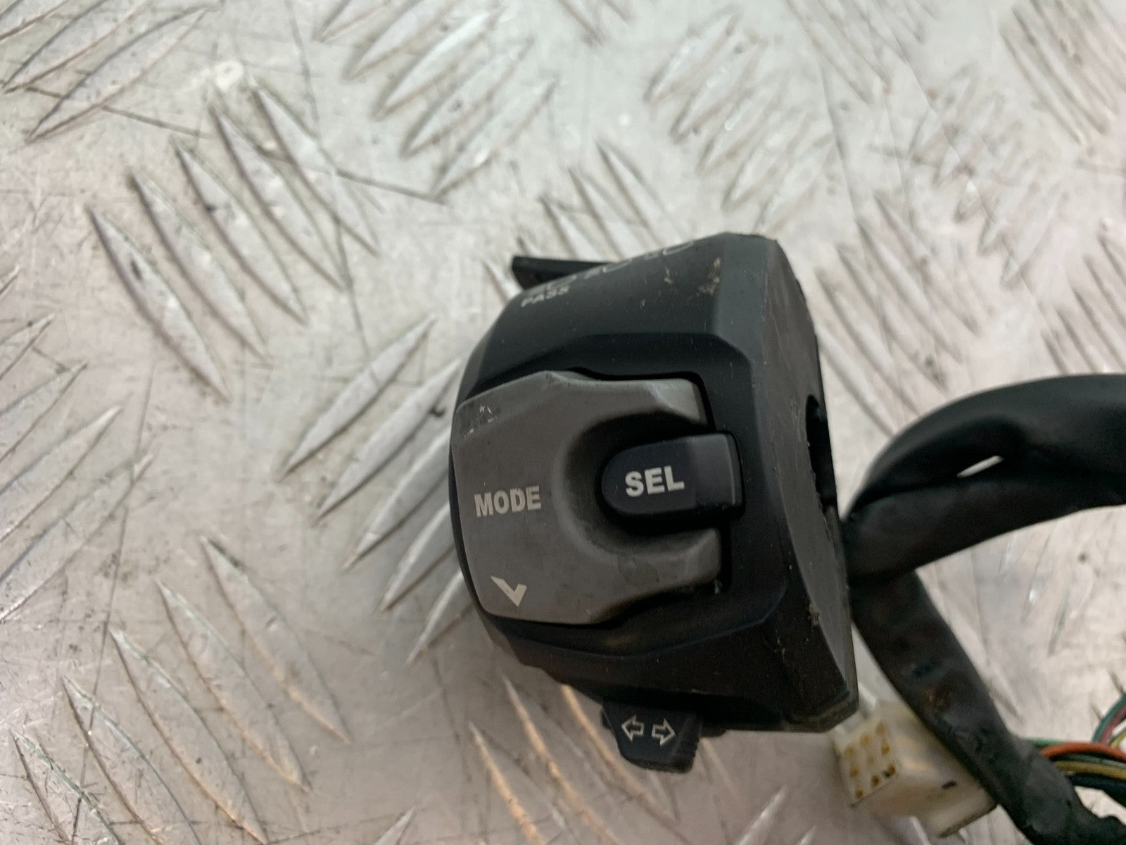SUZUKI DL1000 V-STROM LEFT SWITCH GEAR YEAR 2014-2019 (CMB1325)