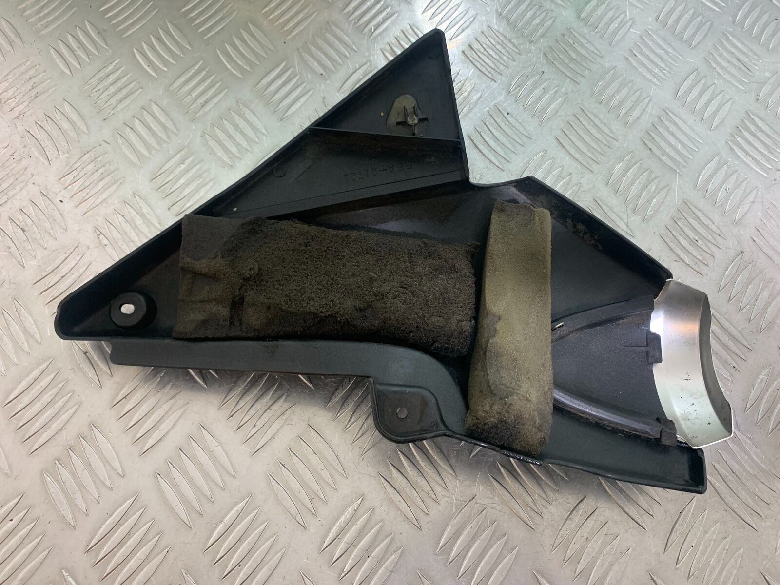 YAMAHA XJR1300 XJR 1300 RIGHT SEAT PANEL  YEAR 1999-2003 (CMB1055)