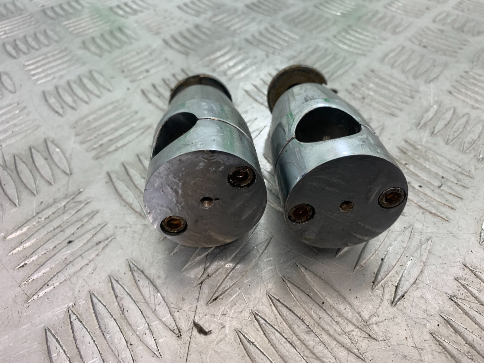 HARLEY DAVIDSON FXS BLACKLINE 1585 HANDLEBAR RISERS  YEAR 2012 (CMB1147)